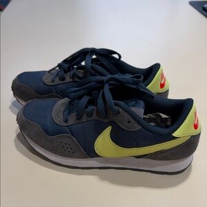 Nike youth MD Valiant Deep Ocean Limelight